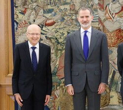 Su Majestad el Rey junto al presidente del Tribunal de Justicia de la Unión Europea, Koen Lenaerts acompañados del presidente del Tribunal Constitucio
